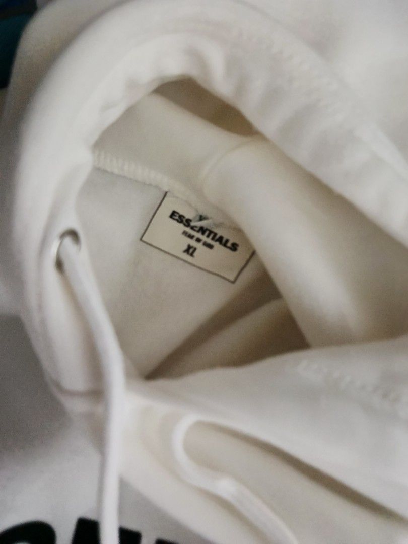 ESSENTIALLY HOOODIE (Category: Coats, Jackets and Outerwear) located in Manila. Submitted by daimondvdvh (Listing ID 1467460342, Image 3). Description: .