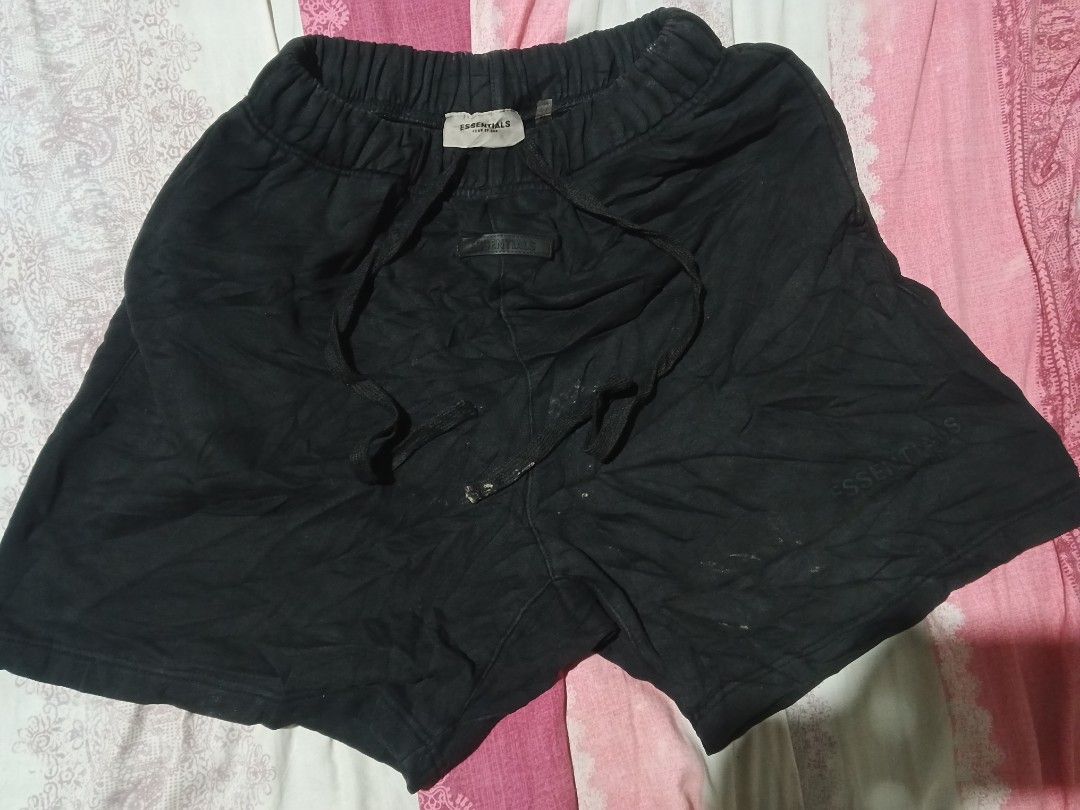 essentials cotton short (Category: Activewear) located in Isabel. Submitted by nieljun112187 (Listing ID 1467374848, Image 2). Description: essentials cotton short width 30to32 length 18 leg open 13 colorate 9 no issue need wash.