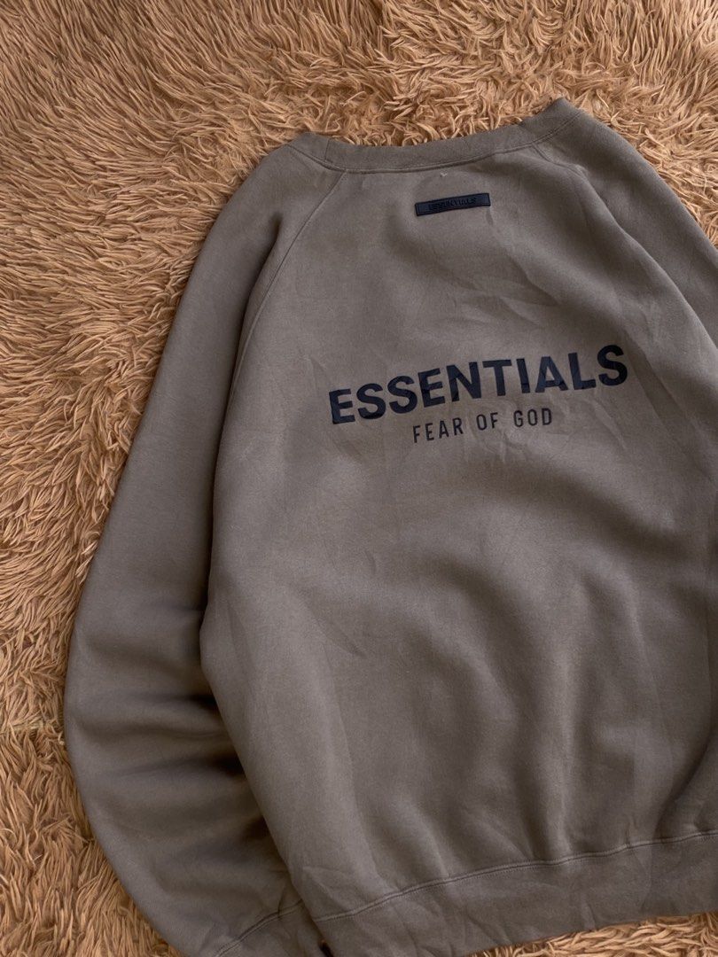 Essentials crewneck (Category: Coats, Jackets and Outerwear) located in Mangaldan. Submitted by raversantos (Listing ID 1467541591, Image 3). Description: boxy fit W-24 L-27 Minor issue on print Color rate 9.5/10 Excellent condition .