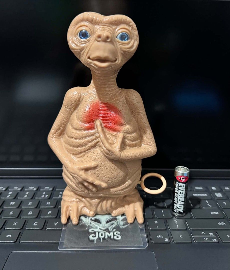 E.T. 1982 LJN (Category: Figurines & Statues) located in Cavite. Submitted by jomspaceship (Listing ID 1467398731, Image 1). Description: Hard to find. 1982 Made in Macao. Mahina na voice or declared as NOT WORKING nalang para safe. Makinis pa kita naman sa pics. 3,500 + SF Cavite City 📍.