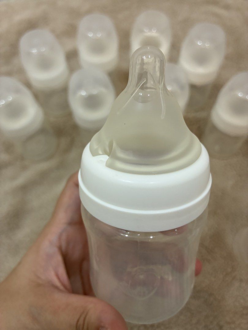 Like New Evenflo Plastic milk bottles 4oz (Category: Breastfeeding & Bottle Feeding) located in Paranaque City. Submitted by mamamimomu (Listing ID 1467388807, Image 3). Description: Never been used, no issue Rfs: Decluttering Balanced and Wide milk bottle range Unique, naturally-sloped nipple promotes a healthy wide latch 1-piece integrated venting helps prevent colic, gas, and fussiness A slower flow rate for calm, gulp-free feeding Developed w