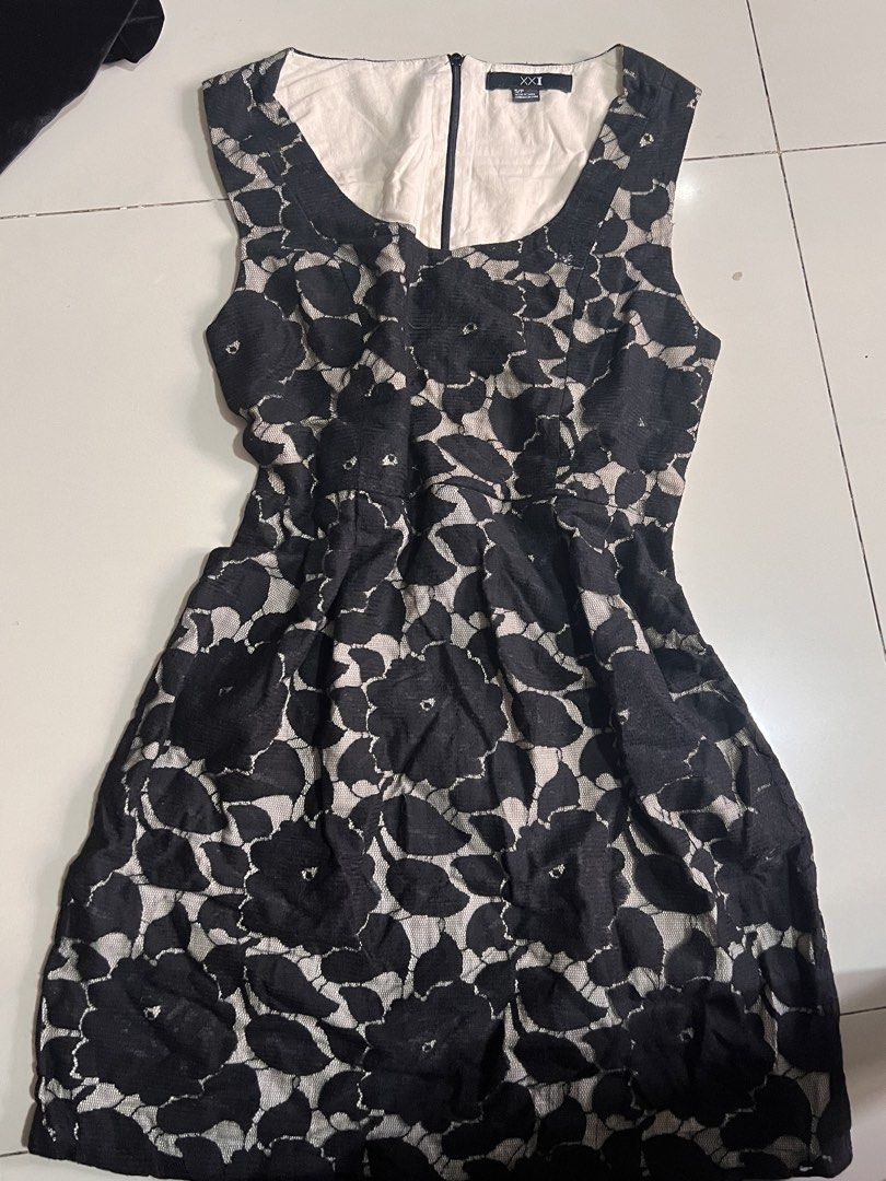 events dresses (Category: Dresses) located in Manila. Submitted by vandetoria (Listing ID 1467527949, Image 3). Description: - Brand: Lulus (Original tags attached) - Style: Sleeveless bodycon dress with spaghetti straps - Material: Soft and luxurious black velvet - Length: Knee-length - Special Feature: Elegant lace detail at the back - Occasion: Ideal for parties, date nights, and evening events.