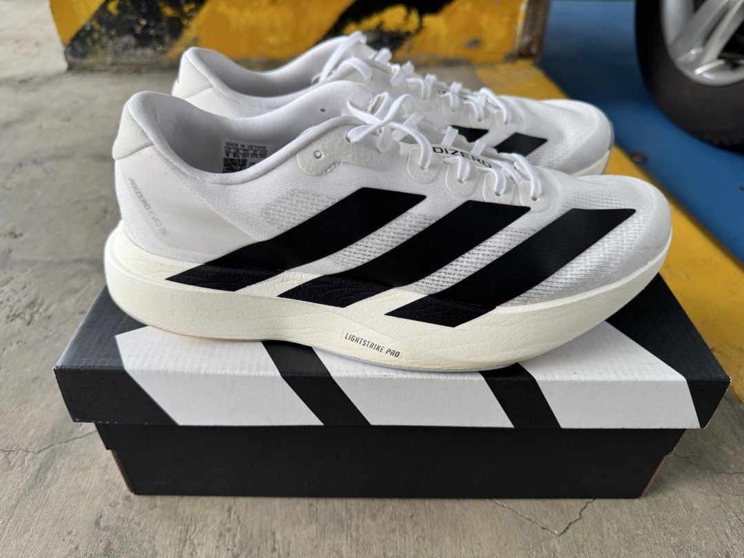EVO SL (Category: Sneakers) located in Mandaluyong City. Submitted by kurorokun (Listing ID 1467477860, Image 2). Description: Evo SL Size 9 Used 3x (Walking only) Complete 4500 Cavite Area.