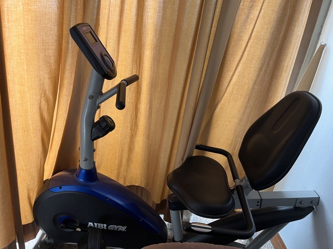 Exercise cycle (Category: Cardio & Fitness Machines) located in Singapore. Submitted by shinu1234 (Listing ID 1467367047, Image 2). Description: Exercise bike With display showing calories burned .