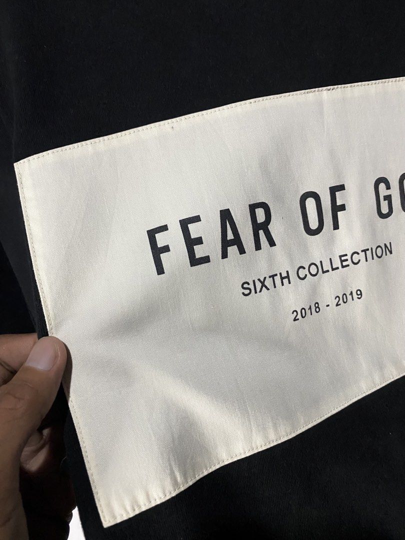 FEAR OF GOD TSHIRT (Category: Tshirts & Polo Shirts ) located in Jaen. Submitted by oshimamark58418 (Listing ID 1467548923, Image 3). Description: - Brand: Fear of God (Sixth Collection, 2018-2019) - Color: Classic black with contrasting off-white chest patch graphic - Size: XXL (Flat lay measurement: 24" x 30"); ideal oversized fit - Condition: Excellent pre-owned condition with clean tags and prints - Perfect for streetwear enthusiasts and casu