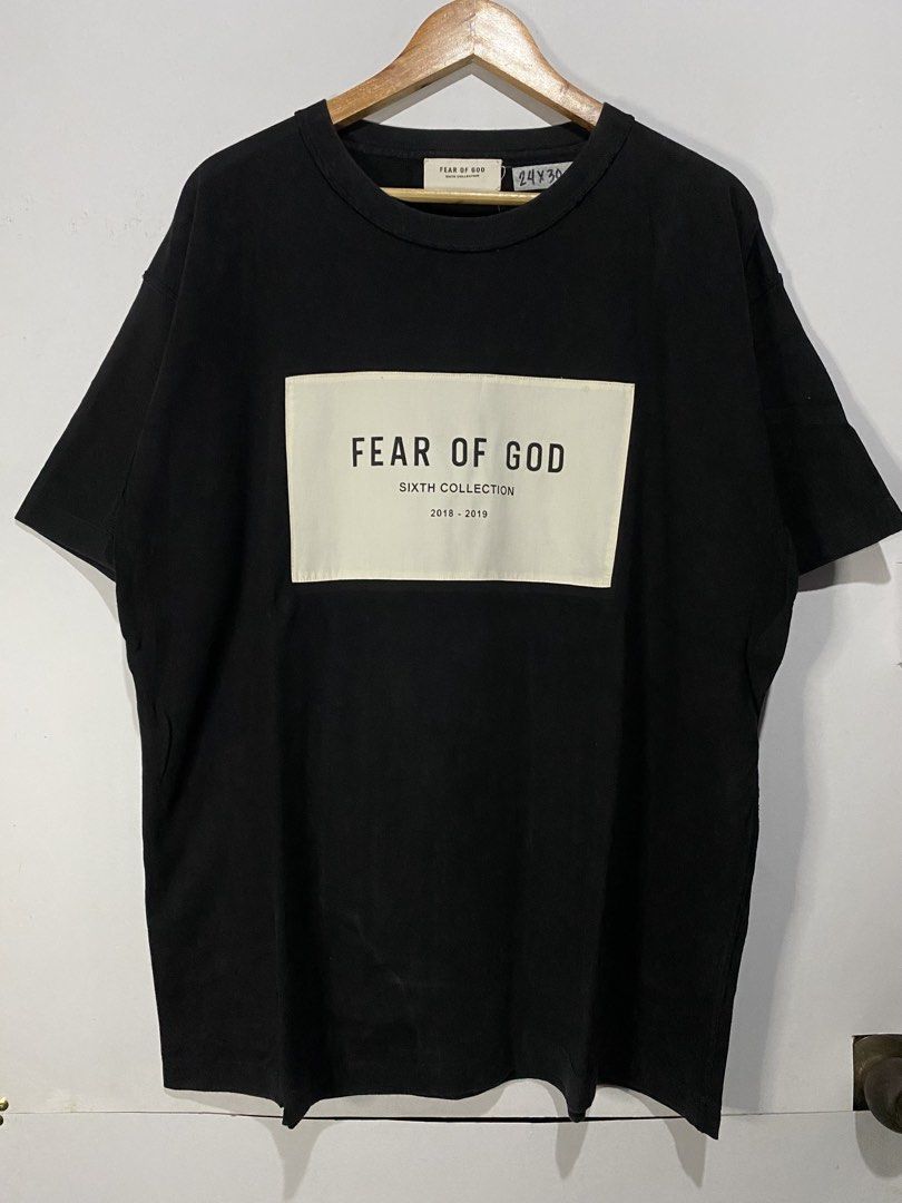 FEAR OF GOD TSHIRT (Category: Tshirts & Polo Shirts ) located in Jaen. Submitted by oshimamark58418 (Listing ID 1467548923, Image 1). Description: - Brand: Fear of God (Sixth Collection, 2018-2019) - Color: Classic black with contrasting off-white chest patch graphic - Size: XXL (Flat lay measurement: 24" x 30"); ideal oversized fit - Condition: Excellent pre-owned condition with clean tags and prints - Perfect for streetwear enthusiasts and casu