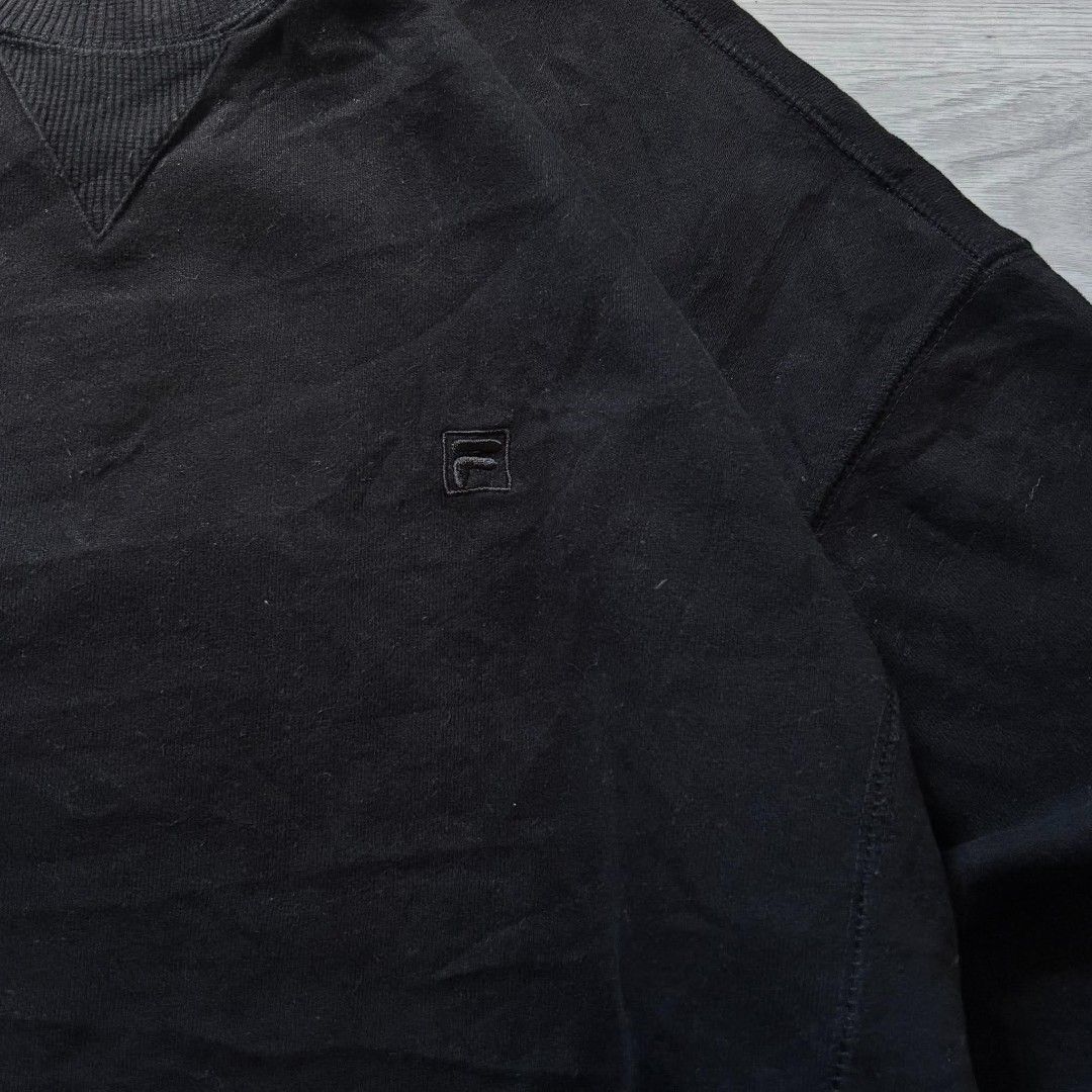 FILA crewneck (Category: Coats, Jackets and Outerwear) located in Baguio. Submitted by thrift_loots2600 (Listing ID 1467480765, Image 3). Description: FILA crewneck Mine: 250 Size: 26x29 (L on tag) Condition: Excellent Issue: None.