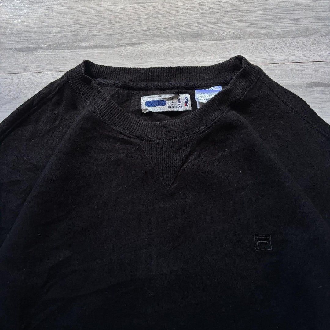 FILA crewneck (Category: Coats, Jackets and Outerwear) located in Baguio. Submitted by thrift_loots2600 (Listing ID 1467480765, Image 2). Description: FILA crewneck Mine: 250 Size: 26x29 (L on tag) Condition: Excellent Issue: None.