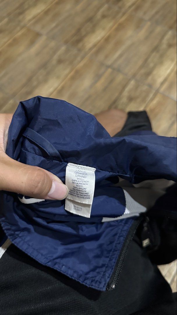 FILA WINDBREAKER (Category: Coats, Jackets and Outerwear) located in Manila. Submitted by urban-vintage_2 (Listing ID 1467508142, Image 3). Description: ISSUE: SEE THE PICS FOR ISSUE (NEED WASH) MOP :GCASH (NO COD) SHIP VIA: LALAMOVE & J&T LOCATION: PASIG CITY LENGTH: 28 WIDTH :24 .