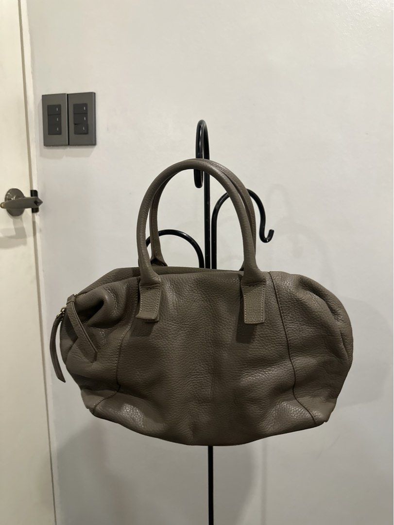 Finn Esker (Category: Shoulder Bags) located in Paranaque City. Submitted by celinegab (Listing ID 1467507759, Image 1). Description: Issue - chipped off leather inside.