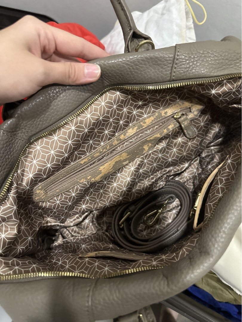 Finn Esker (Category: Shoulder Bags) located in Paranaque City. Submitted by celinegab (Listing ID 1467507759, Image 3). Description: Issue - chipped off leather inside.