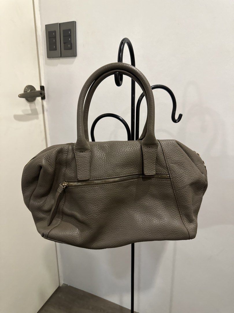 Finn Esker (Category: Shoulder Bags) located in Paranaque City. Submitted by celinegab (Listing ID 1467507759, Image 2). Description: Issue - chipped off leather inside.