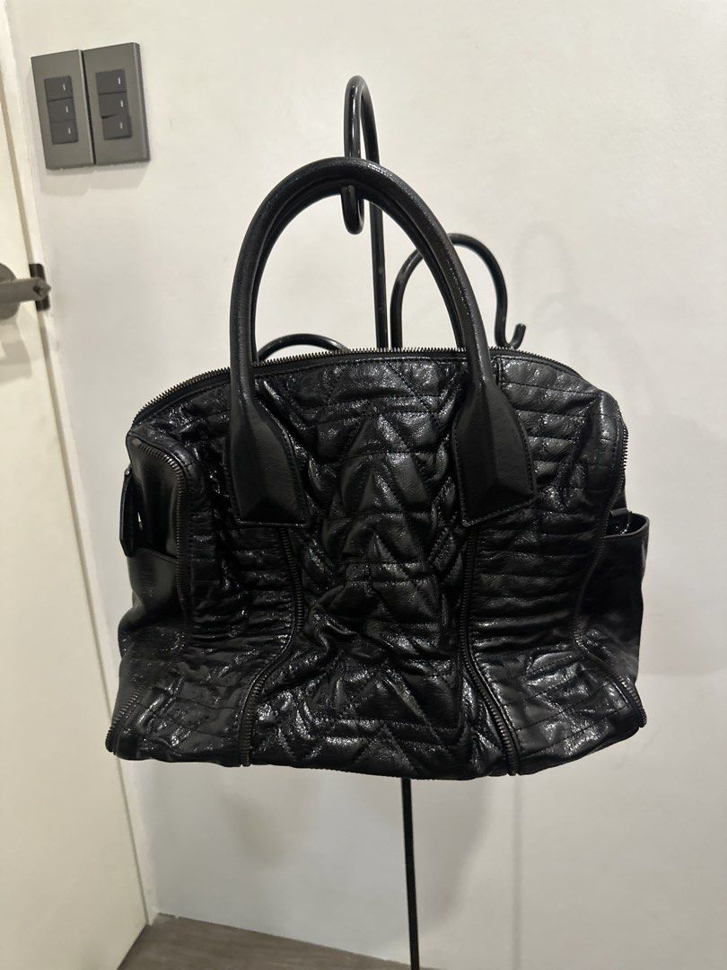 Finn Esker Black Shoulder bag (Category: Shoulder Bags) located in Paranaque City. Submitted by celinegab (Listing ID 1467509760, Image 2). Description: .