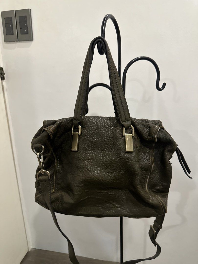 Finn Esker Shouldee Bag (Category: Shoulder Bags) located in Paranaque City. Submitted by celinegab (Listing ID 1467499902, Image 2). Description: .