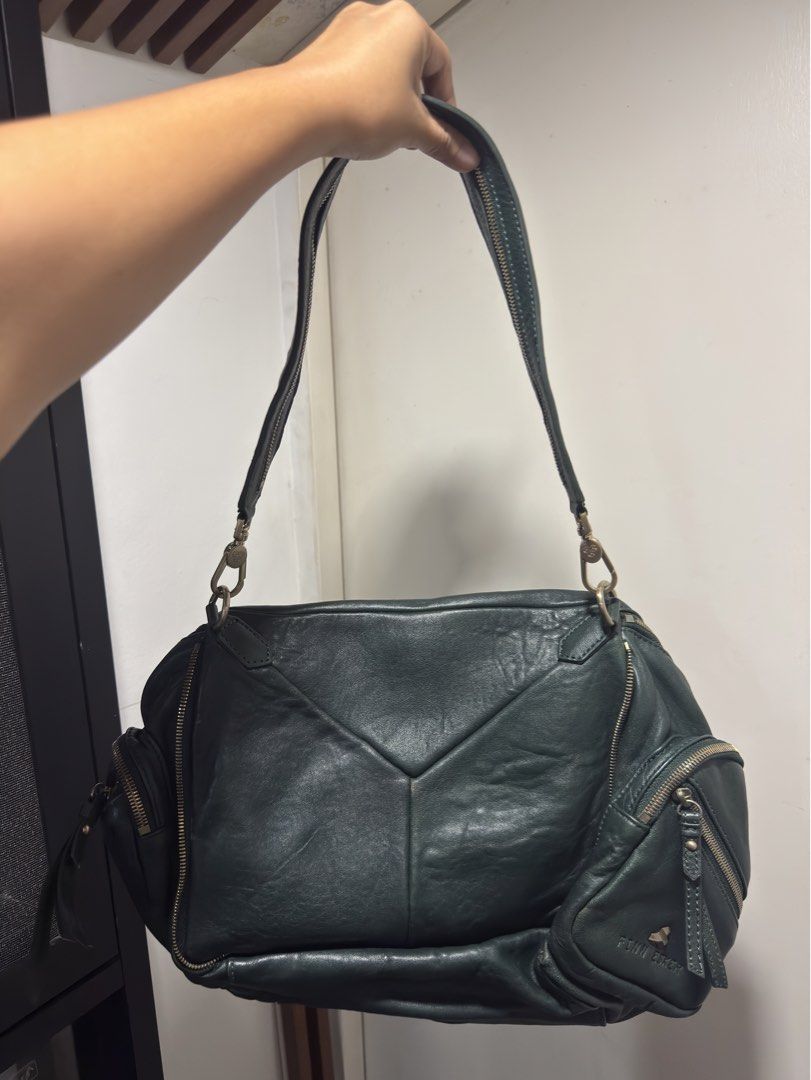 Finn Esker Shoulder Bag (Category: Shoulder Bags) located in Paranaque City. Submitted by celinegab (Listing ID 1467515486, Image 2). Description: .