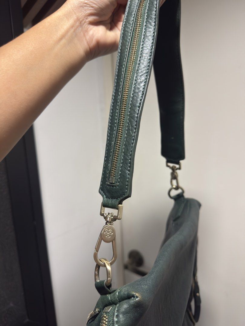 Finn Esker Shoulder Bag (Category: Shoulder Bags) located in Paranaque City. Submitted by celinegab (Listing ID 1467515486, Image 3). Description: .