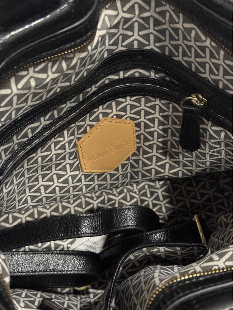 Finn Esker Shoulder Bag (Category: Shoulder Bags) located in Paranaque City. Submitted by celinegab (Listing ID 1467516238, Image 3). Description: .