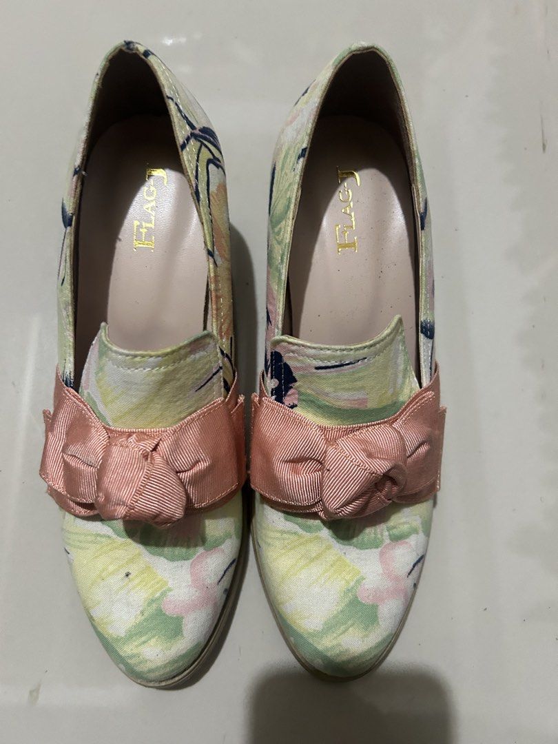 Flag -J (Category: Loafers) located in Cavite. Submitted by cecitrifthshop (Listing ID 1467430020, Image 1). Description: floral-print block-heel pumps or wedges featuring a prominent pink bow detail on the toe box, branded with FLAG-J on the insole.size 24 cm .