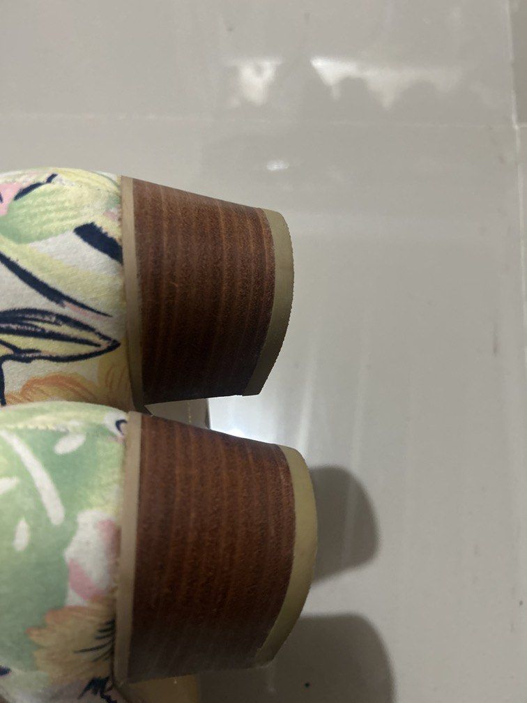 Flag -J (Category: Loafers) located in Cavite. Submitted by cecitrifthshop (Listing ID 1467430020, Image 3). Description: floral-print block-heel pumps or wedges featuring a prominent pink bow detail on the toe box, branded with FLAG-J on the insole.size 24 cm .