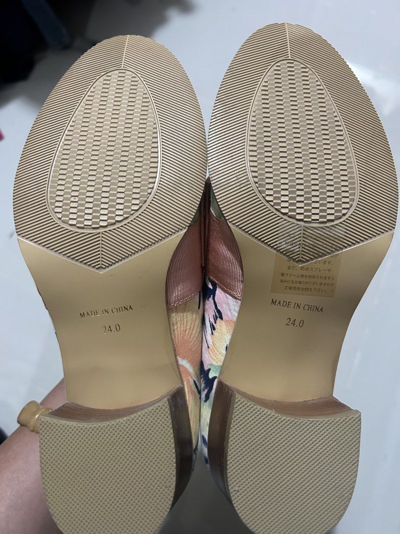 Flag -J (Category: Loafers) located in Cavite. Submitted by cecitrifthshop (Listing ID 1467430020, Image 2). Description: floral-print block-heel pumps or wedges featuring a prominent pink bow detail on the toe box, branded with FLAG-J on the insole.size 24 cm .