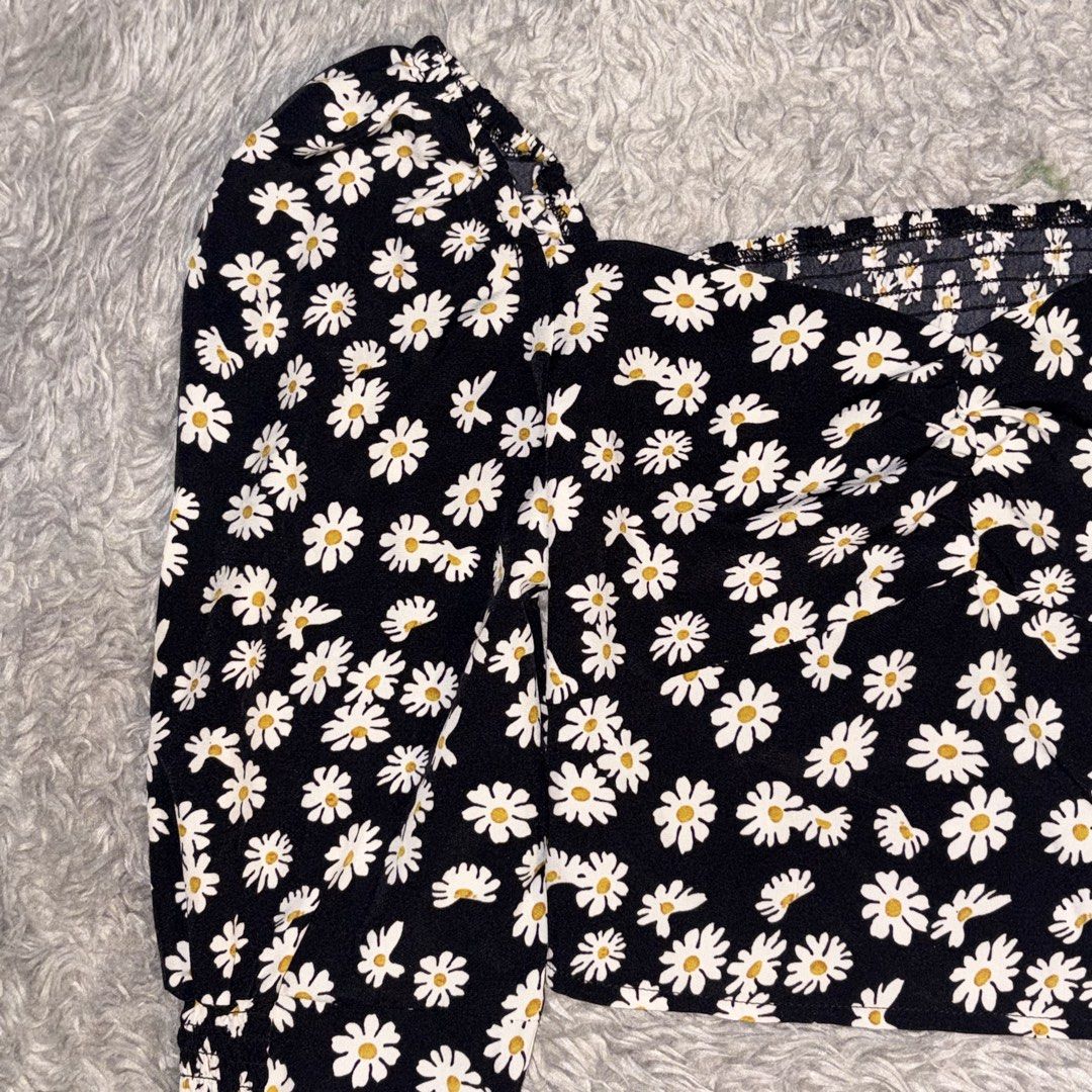 Floral bustier longsleeves (Category: Longsleeves) located in Mandaluyong City. Submitted by cinnamonstreet.ph (Listing ID 1467401784, Image 2). Description: Please check photos for reference Note: No when worn, too small for me Location: Mandaluyong MOP: Maya Delivery: Grab or Lalamove #Bershka #Zara #Mango #HM #Pullandbear.