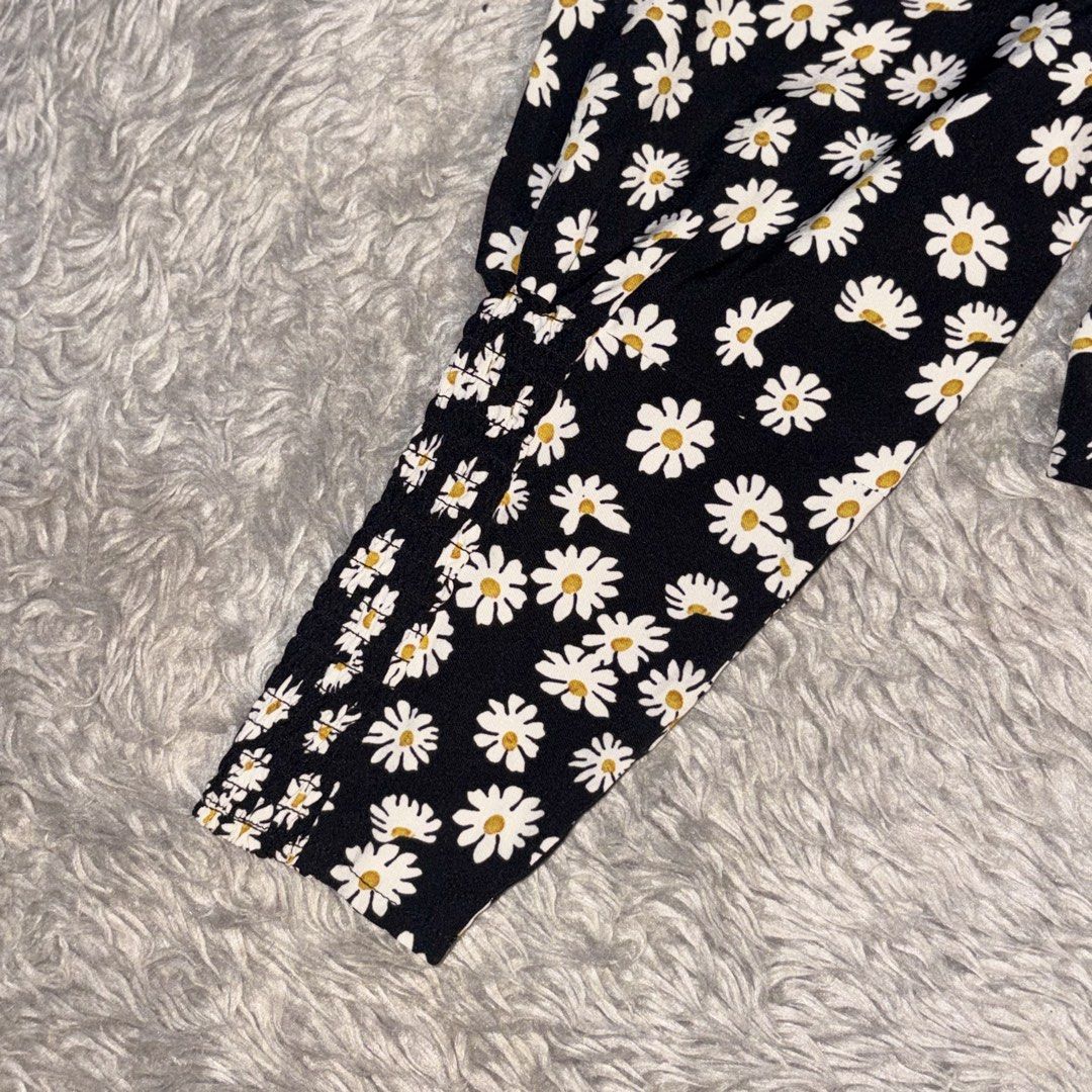 Floral bustier longsleeves (Category: Longsleeves) located in Mandaluyong City. Submitted by cinnamonstreet.ph (Listing ID 1467401784, Image 3). Description: Please check photos for reference Note: No when worn, too small for me Location: Mandaluyong MOP: Maya Delivery: Grab or Lalamove #Bershka #Zara #Mango #HM #Pullandbear.
