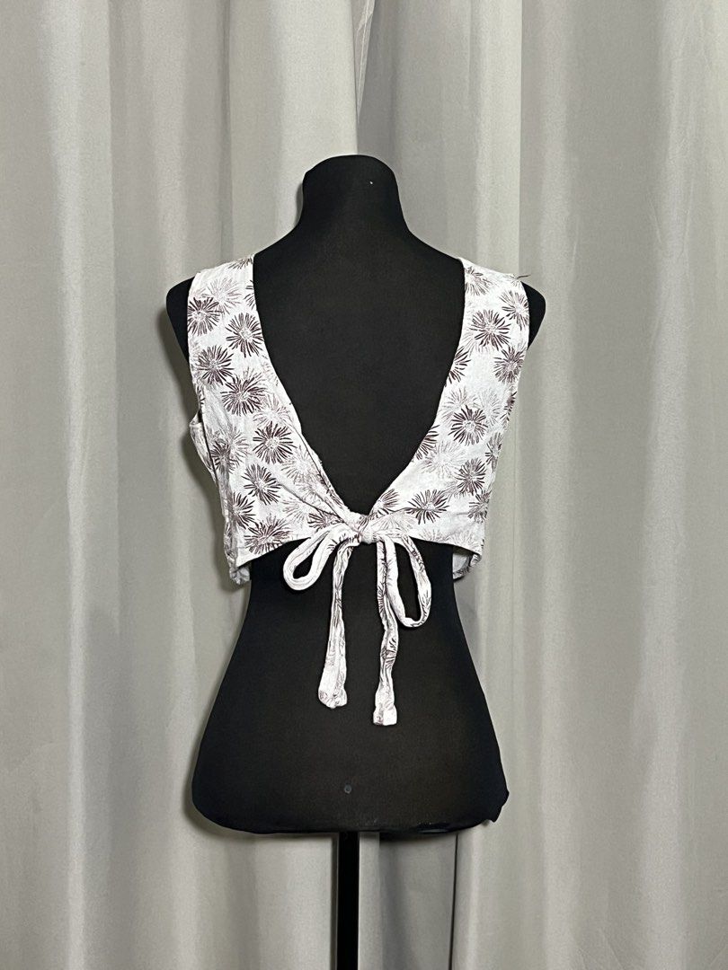 Floral tie back crop top (Category: Sleeveless) located in Las Pinas. Submitted by jilanah (Listing ID 1467564698, Image 2). Description: .