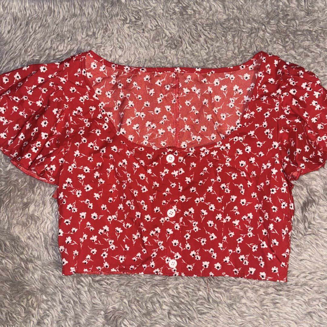 Floral top (Category: Blouses) located in Mandaluyong City. Submitted by cinnamonstreet.ph (Listing ID 1467401181, Image 1). Description: Never been used Best fit small Please check photos for reference Note: No when worn, too small for me Location: Mandaluyong MOP: Maya Delivery: Grab or Lalamove #Bershka #Zara #Mango #HM #Pullandbear.