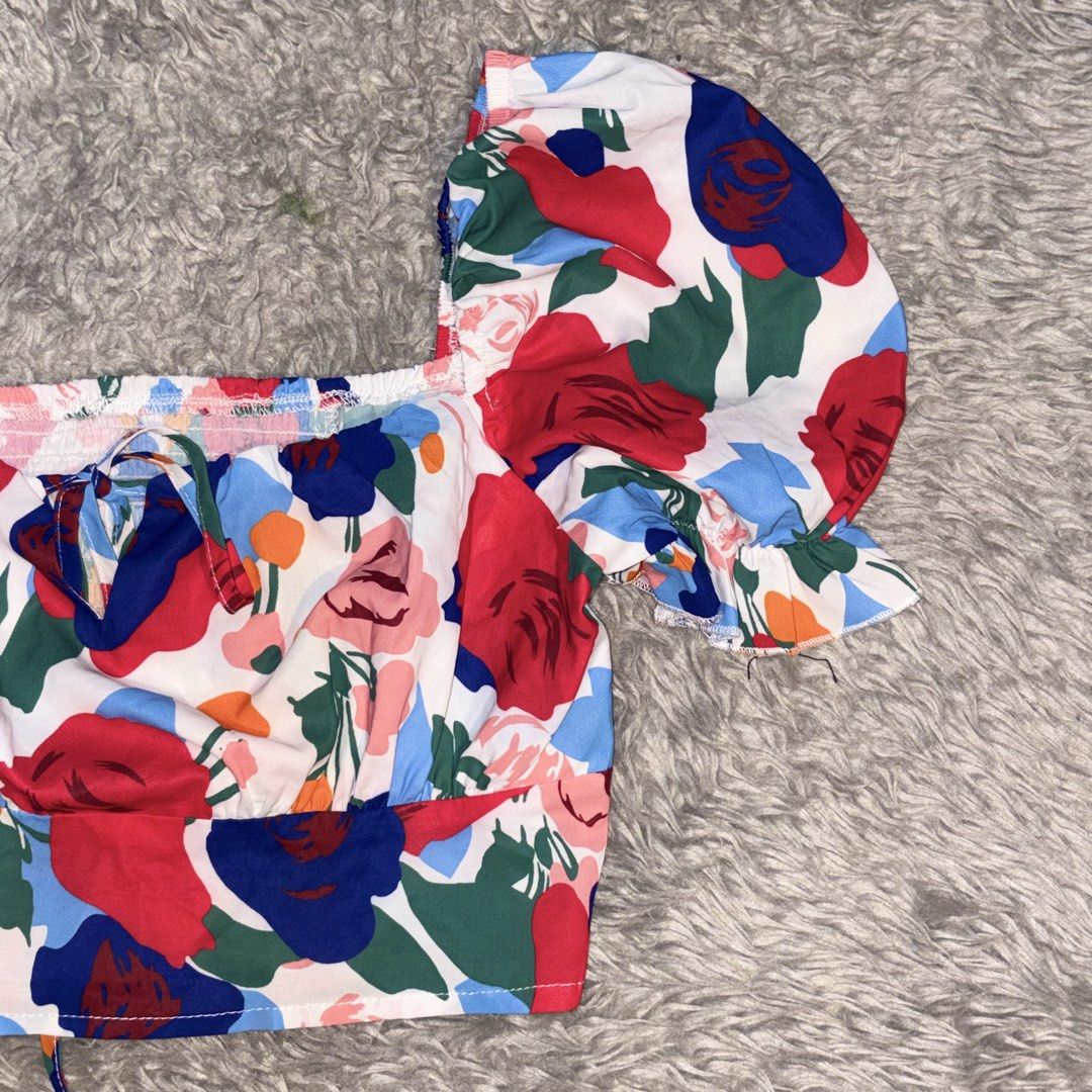 Floral top (Category: Blouses) located in Mandaluyong City. Submitted by cinnamonstreet.ph (Listing ID 1467403687, Image 2). Description: Can fit small to medium Please check photos for reference Note: No when worn, too small for me Location: Mandaluyong MOP: Maya Delivery: Grab or Lalamove #Bershka #Zara #Mango #HM #Pullandbear.