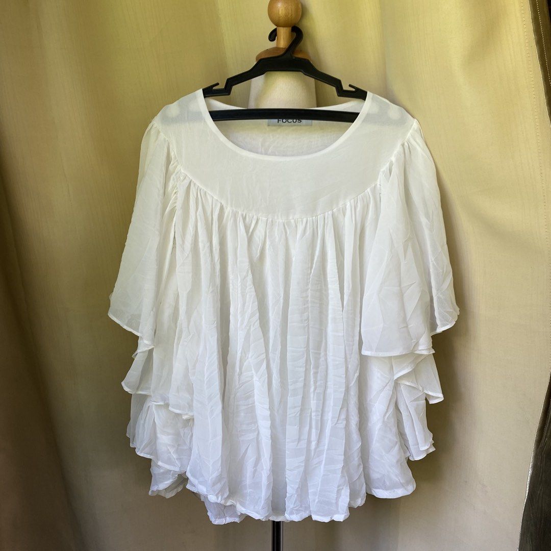 Focus white batwing top (Category: Others Tops) located in Manila. Submitted by thriftfindsbyshei-2nd (Listing ID 1467380427, Image 1). Description: Medium-semi large Flaws: color transfer Need wash.