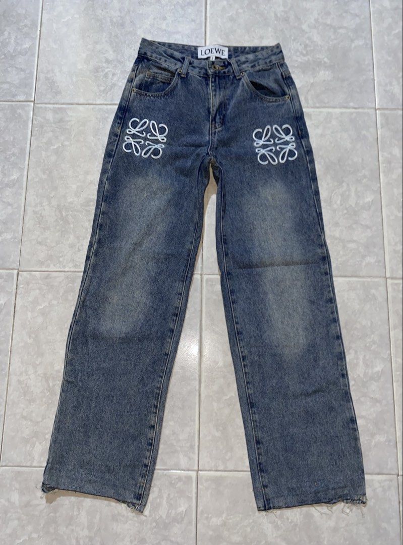 For Aspack Loewe x Mardi Mercredi (Category: Jeans) located in Dumaguete. Submitted by gearhuntph (Listing ID 1467476495, Image 3). Description: Aspack na para sayo Madam❗️ Tshirt fit Medium Width 21.5 Length 26.5 Denim Pants Actual Waistline 13.4 Fit to 24-26 Length 38.5 Thigh 11 Leg Opening 8.5 Dm❗️.