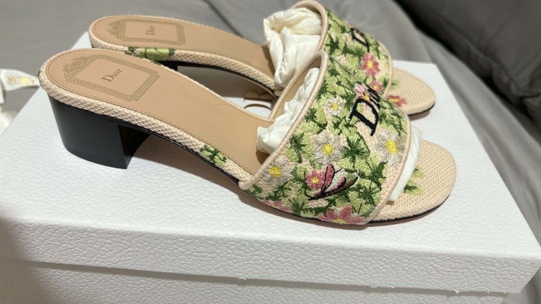 For Sale (Category: Sneakers & Footwear) located in Manila. Submitted by rossie0720 (Listing ID 1467378103, Image 3). Description: .