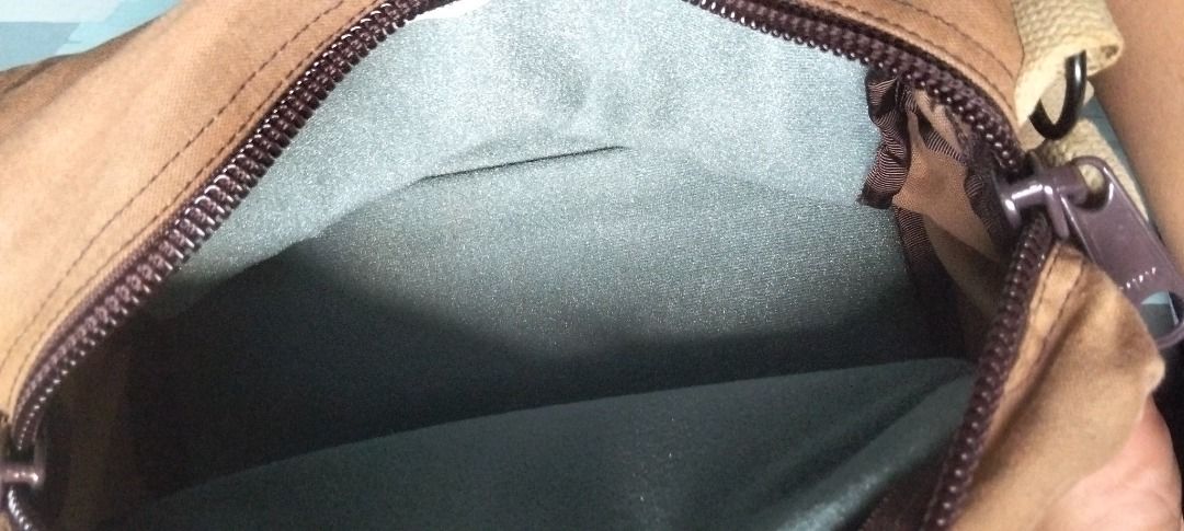 For sale Domke bag (Category: Luxury Bags & Wallets) located in Cabanatuan. Submitted by vastowl_ed0ed9 (Listing ID 1467449014, Image 2). Description: One long thin compartment on the front of the bag Zippered, padded main compartment lined with touch-fastener-compatible material and removable padded divider U-shaped pad makes a compartment for papers. Removable, non-slip Gripper shoulder strap; doubles as a waist belt Belt-loop at the back of th