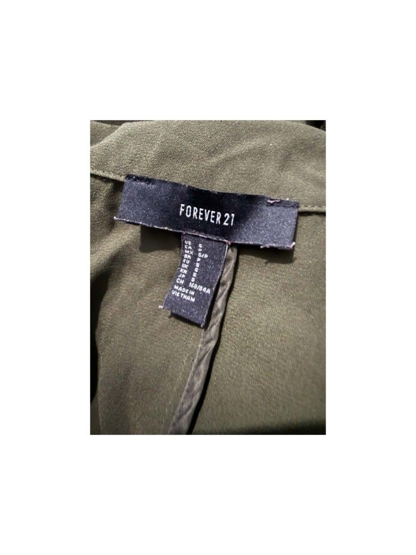 Forever 21 Army Green Blazer (Category: Coats, Jackets and Outerwear) located in Legazpi City. Submitted by alyblueberyl (Listing ID 1467493171, Image 3). Description: Size Small.