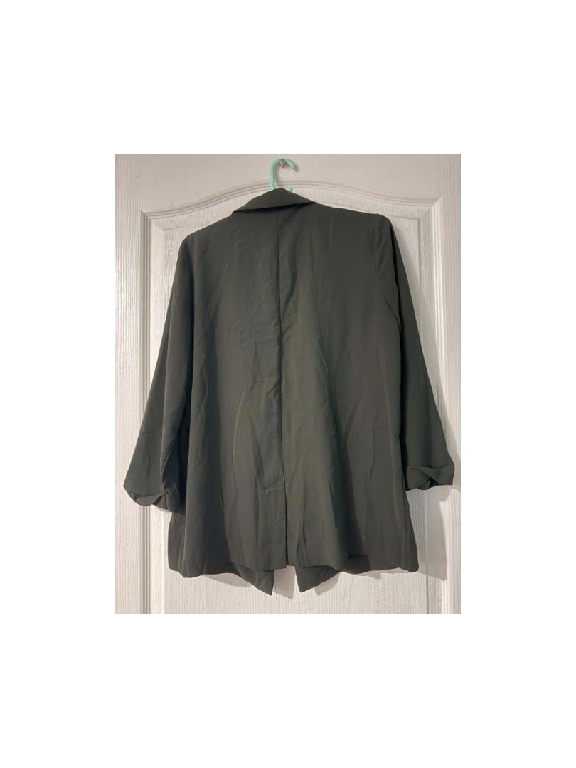 Forever 21 Army Green Blazer (Category: Coats, Jackets and Outerwear) located in Legazpi City. Submitted by alyblueberyl (Listing ID 1467493171, Image 2). Description: Size Small.