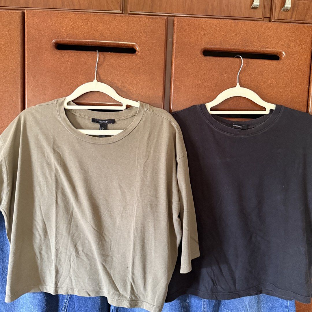 Forever 21 Boxy Tee Bundle Size S (Category: Shirts) located in Davao. Submitted by keirousel (Listing ID 1467385662, Image 2). Description: - Brand: Forever 21 - Quantity: Set of 2 shirts (Olive Green and Black) - Size: Small (S) - Fit: Relaxed fit with trendy drop-shoulder design and cropped length - Neckline: Classic crew neck - Material: Soft, comfortable cotton blend - Styling: Versatile daily wear, easy to pair with high-waisted jeans or sk