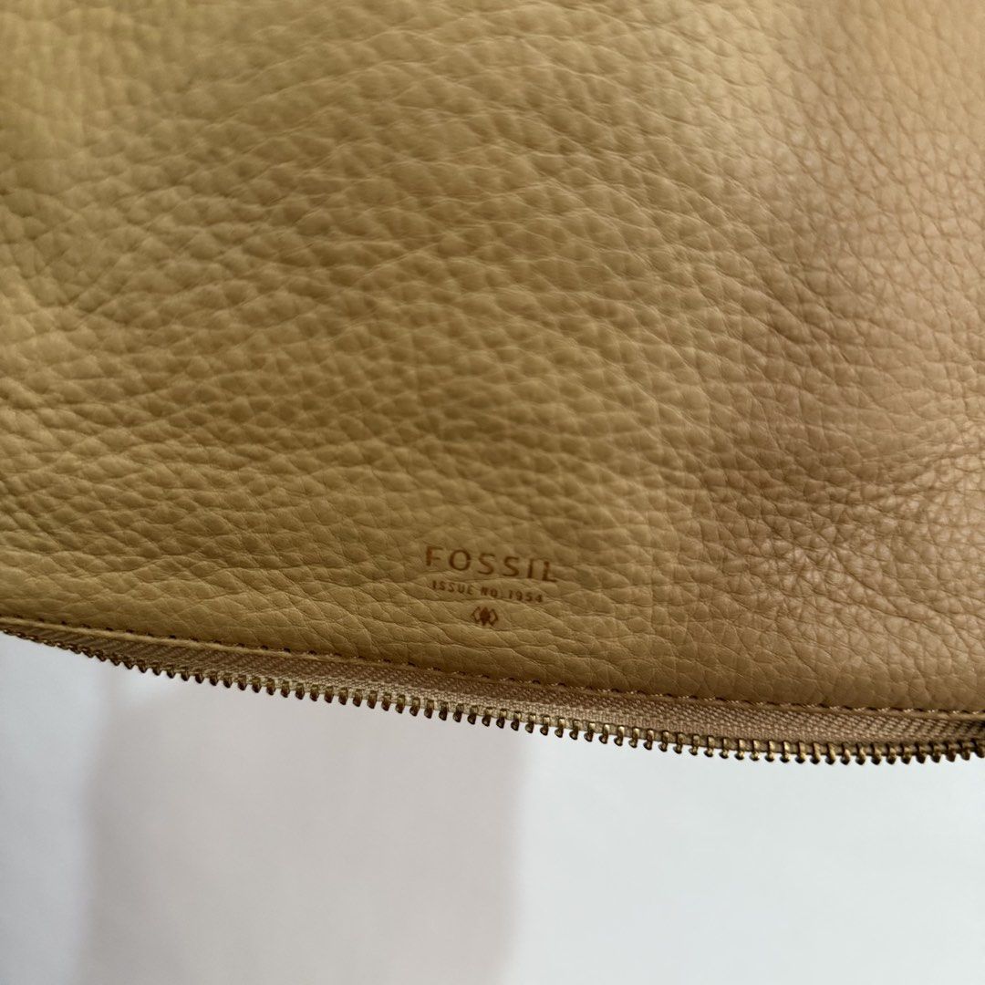 Fossil Crossbody Bag (Category: Cross-body Bags) located in Quezon City. Submitted by 0ffTheRack (Listing ID 1467420103, Image 2). Description: - Expandable - Gold hardware - Has some signs of use on hardware but overall in good condition - No rubs on leather.