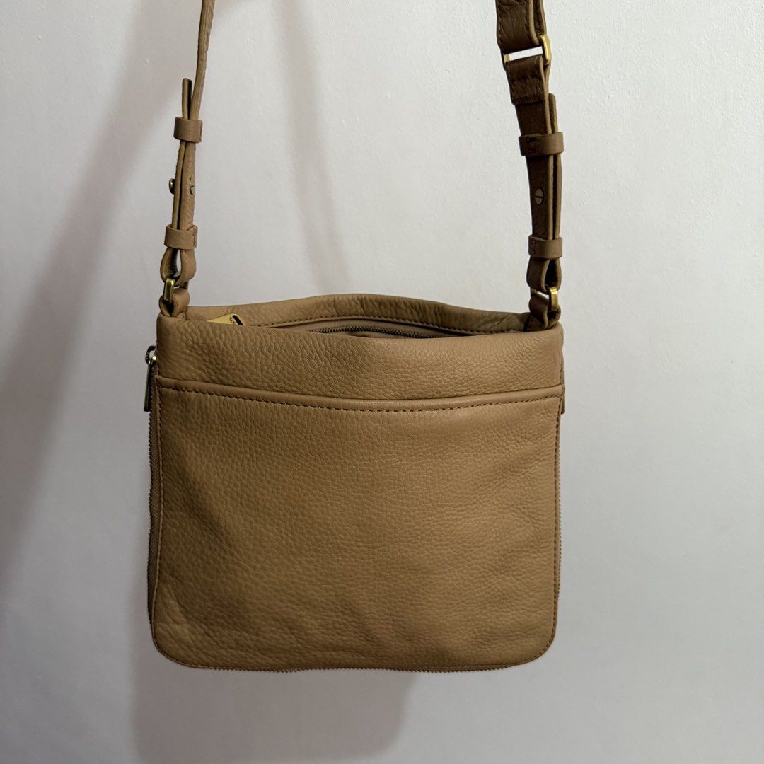 Fossil Crossbody Bag (Category: Cross-body Bags) located in Quezon City. Submitted by 0ffTheRack (Listing ID 1467420103, Image 3). Description: - Expandable - Gold hardware - Has some signs of use on hardware but overall in good condition - No rubs on leather.