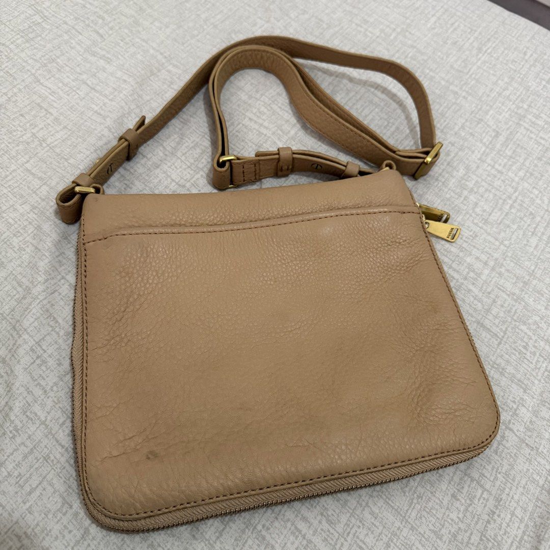 Fossil Crossbody Bag (Category: Cross-body Bags) located in Quezon City. Submitted by 0ffTheRack (Listing ID 1467420103, Image 1). Description: - Expandable - Gold hardware - Has some signs of use on hardware but overall in good condition - No rubs on leather.