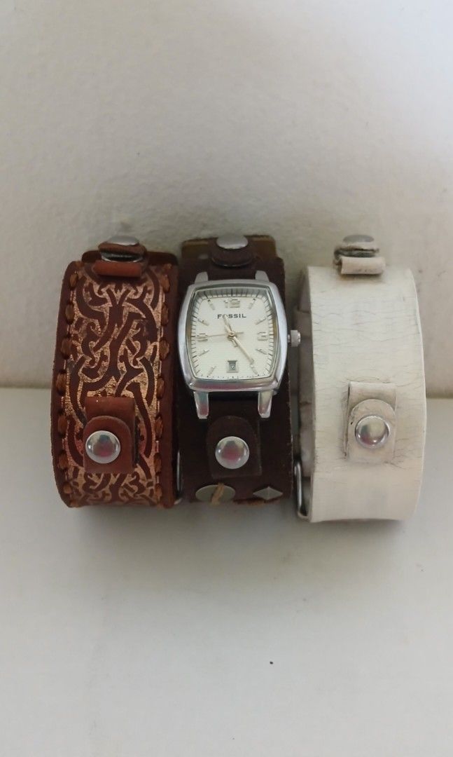 Fossil Leather Wrist watch w/ Interchangeable Strap (Category: Women's Watches) located in Batangas. Submitted by thriftshop_izy15 (Listing ID 1467377995, Image 1). Description: - Brand: Fossil - Color: White, Brown, & Dark brown leather strap - Dial: Square white face - Movement: Battery-operated quartz - Closure: Buckle clasp engraved with brand name - Wrist size: 16cm - 23cm.