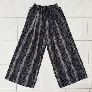 (Category: ) located in . Submitted by shopaholicwardrobe_ (Listing ID 1467376083, Image 1). Description: .