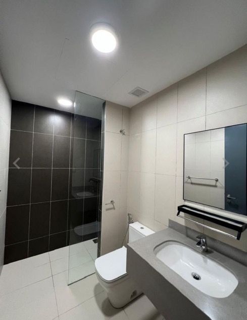 Fully Furnished Modern Interior Apartment Unit (Category: Apartments & Condos) located in Caloocan City. Submitted by mandycru_phoenix (Listing ID 1467527029, Image 2). Description: Enjoy a stylish experience at this centrally-located place. Two blocks away is the Greenbelt Mall. Nearby the building are restaurants, coffee shops, bars, spa, corporate establishments and an active park in front. Property Details: Building: KL Tower (Serviced Reside