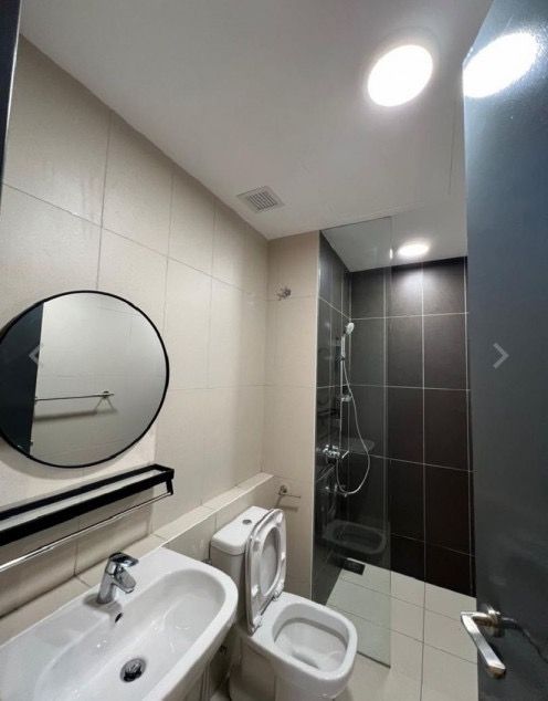 Fully Furnished Modern Interior Apartment Unit (Category: Apartments & Condos) located in Caloocan City. Submitted by mandycru_phoenix (Listing ID 1467527029, Image 3). Description: Enjoy a stylish experience at this centrally-located place. Two blocks away is the Greenbelt Mall. Nearby the building are restaurants, coffee shops, bars, spa, corporate establishments and an active park in front. Property Details: Building: KL Tower (Serviced Reside