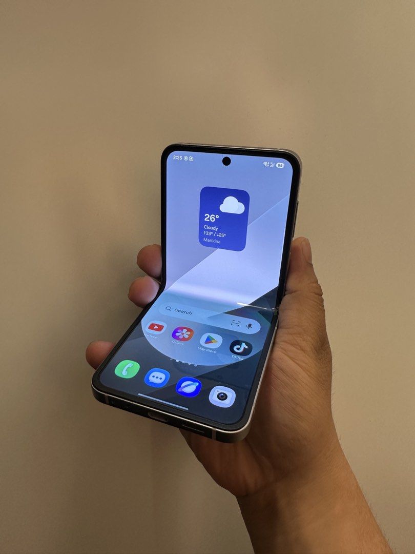 Galaxy zFlip 6 256gb (Category: Samsung) located in Quezon City. Submitted by uigoku (Listing ID 1467575206, Image 1). Description: For sale Galaxy zflip 6 5G 256gb Dual sim both OPENLINE CN variant No issue No issue No issue Unit only Unit only Unit only Also open for swap.