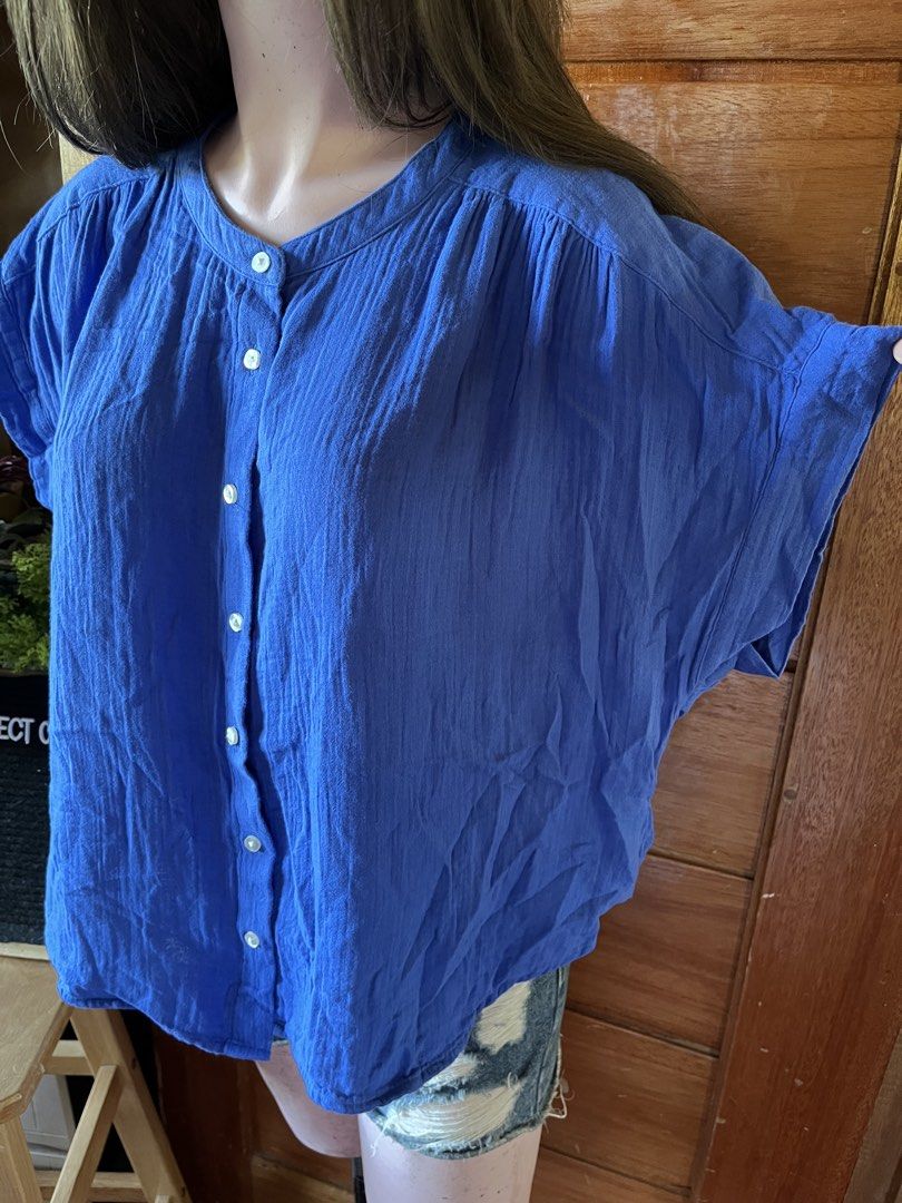 Gap Blue Button-Up Short Sleeve Blouse (Category: Blouses) located in Tandag. Submitted by maryarlale42144 (Listing ID 1467368270, Image 2). Description: LARGE LIKE NEW.