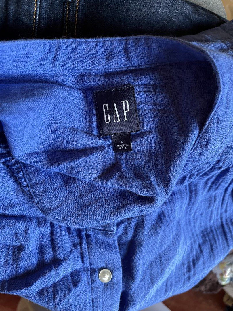 Gap Blue Button-Up Short Sleeve Blouse (Category: Blouses) located in Tandag. Submitted by maryarlale42144 (Listing ID 1467368270, Image 3). Description: LARGE LIKE NEW.