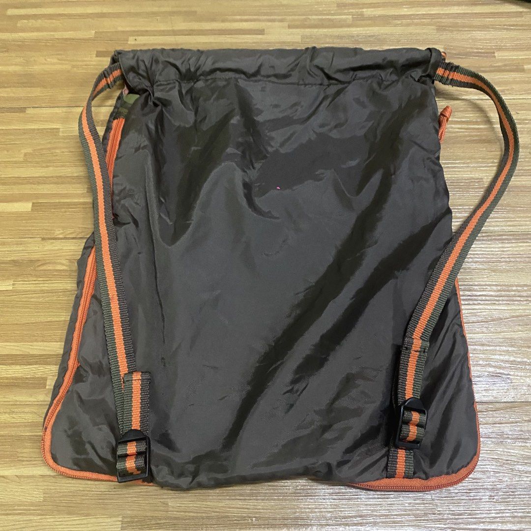 Gap drawstring backpack 15x13 (Category: Backpacks) located in Kota Bharu. Submitted by wrzstore (Listing ID 1467572155, Image 2). Description: Kondisi baik Dalam bersih Zip lancar BA3.