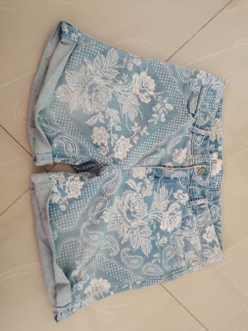 Gap Highwaist short (Category: Shorts) located in Aliaga. Submitted by kmapparel (Listing ID 1467601210, Image 1). Description: Size 29-30.
