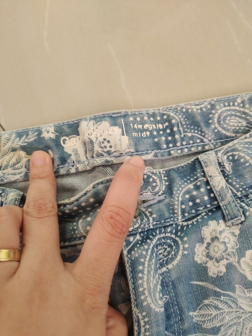 Gap Highwaist short (Category: Shorts) located in Aliaga. Submitted by kmapparel (Listing ID 1467601210, Image 2). Description: Size 29-30.