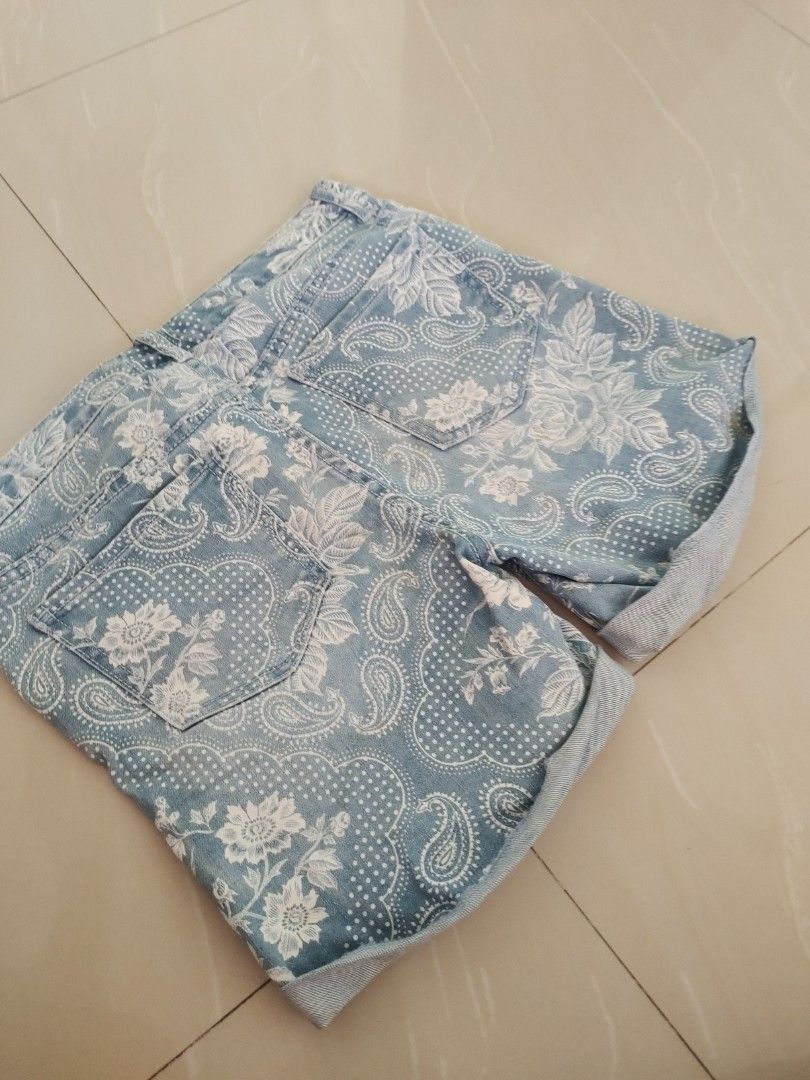 Gap Highwaist short (Category: Shorts) located in Aliaga. Submitted by kmapparel (Listing ID 1467601210, Image 3). Description: Size 29-30.